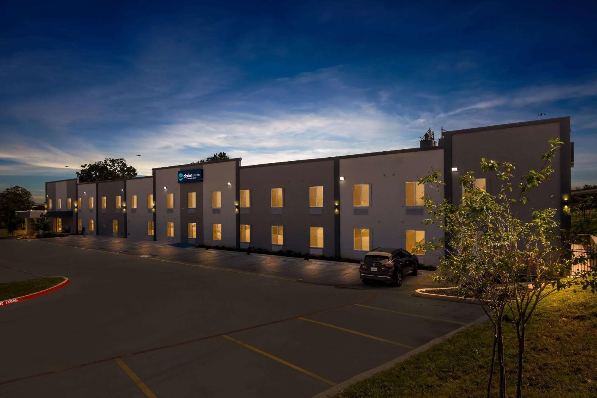 Clarion Pointe Hotel Fort Worth Exterior photo